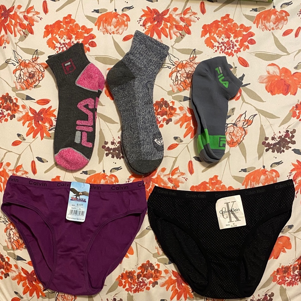 New Variety Pack 5 p/c set: 2-95% cotton ladies panties & 3 socks. Size:M.